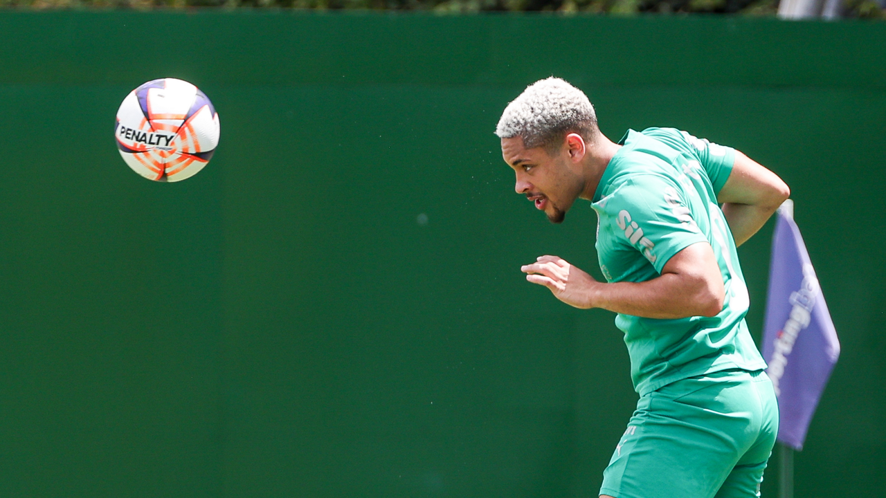 Vitor Roque faz atividade no campo do CT do Palmeiras