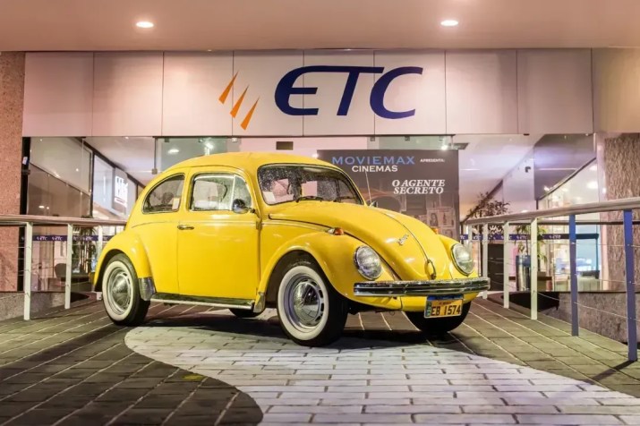 Volkswagen Fusca usado em "O Agente Secreto" durante exposição no Recife • Raquel Moraes /Instagram @oagentesecretofusca