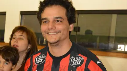 Ator Wagner Moura com a camisa do Vitória