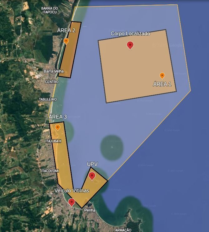 Próximo ao local da vítima, as equipes encontraram diversos objetos que pertenciam à embarcação, como uma mochila, tampa de cooler e garrafas de água. • CMBSC