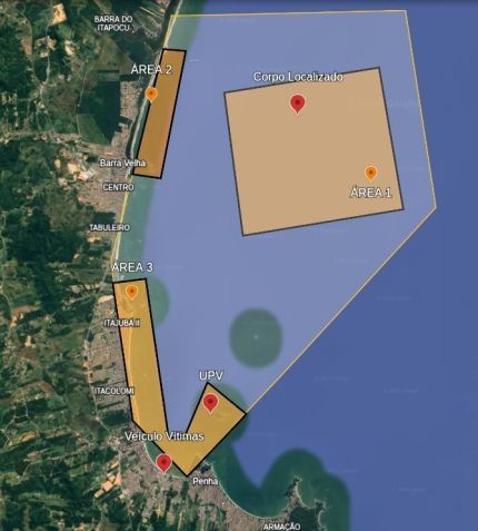 Próximo ao local da vítima, as equipes encontraram diversos objetos que pertenciam à embarcação, como uma mochila, tampa de cooler e garrafas de água. • CMBSC