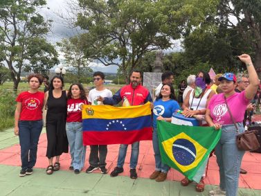 Manifestantes e embaixador da Venezuela, Manuel Vadell, participam de ato em Brasília