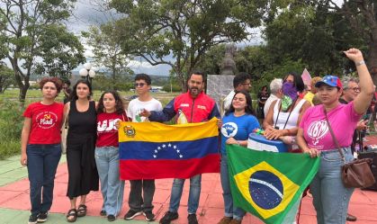Manifestantes e embaixador da Venezuela, Manuel Vadell, participam de ato em Brasília