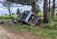 Ônibus de turismo capota e deixa 5 mortos e mais de 40 feridos em MG