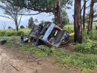 Ônibus de turismo capota e deixa 5 mortos e mais de 40 feridos em MG