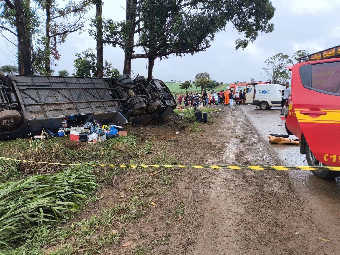 Ônibus de turismo capota e deixa três mortos e mais de 40 feridos