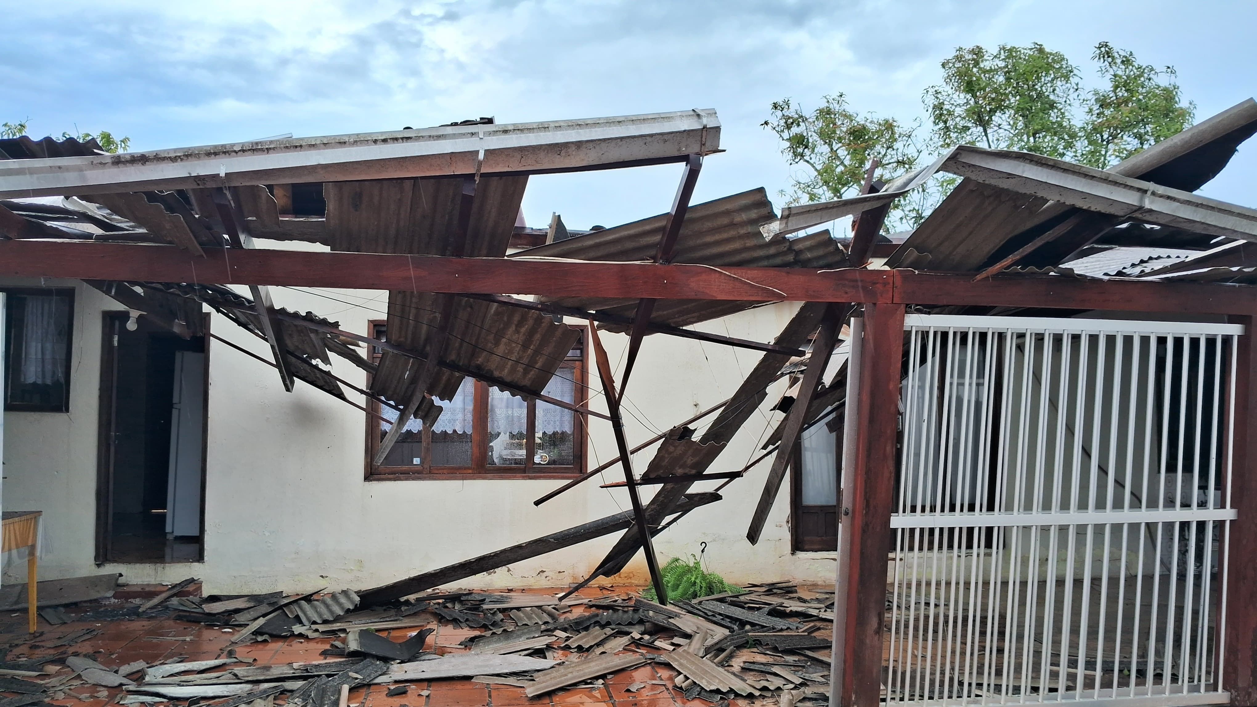Imagem de destaque do post: Microexplosão causa destruição em SC; 12 pessoas estão desalojadas