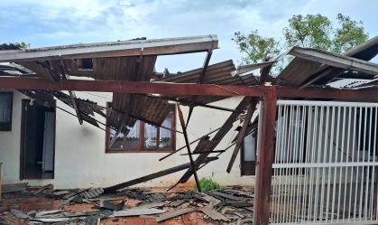 Imagem de destaque do post: Microexplosão causa destruição em SC; 12 pessoas estão desalojadas