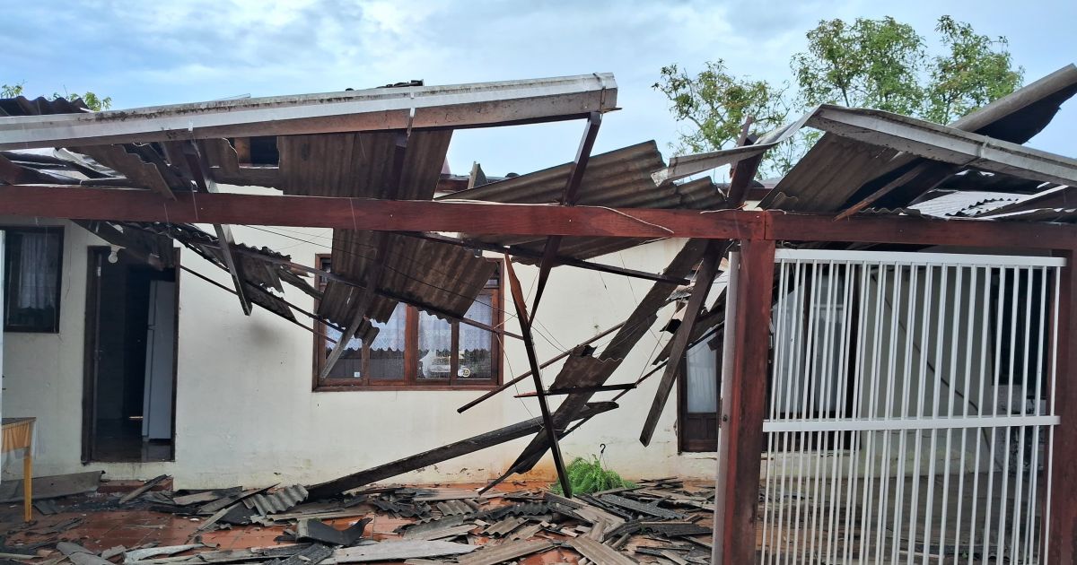 Microexplosão causa destruição em SC; 12 pessoas estão desalojadas