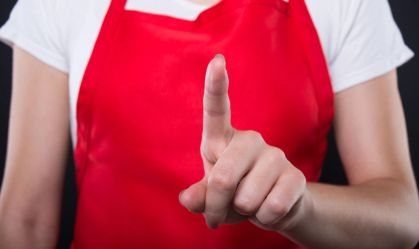 Homofobia: mulher chamada de "machinho" será indenizada por piada de colega