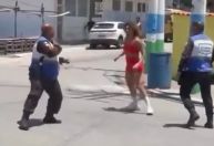 Vídeo: mulher briga com dois PMs e é detida no RJ
