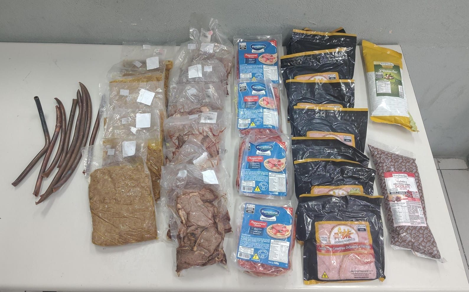 Imagem de destaque do post: Homem é preso após invadir pizzaria e furtar pepperoni e pistache