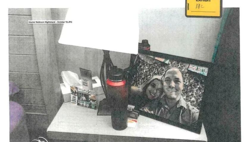 Imagem, tirada em 13 de outubro de 2023, mostra uma foto emoldurada de Brendan Banfield e Juliana Peres Magalhães em cabeceira de cama • Departamento de Polícia do Condado de Fairfax/AP