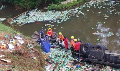 Pessoas furtam caminhão de cerveja após motorista morrer em acidente no PR