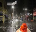 Tempestade castiga SP; pessoas ficam ilhadas na Zona Leste