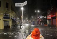 Tempestade castiga SP; pessoas ficam ilhadas na Zona Leste