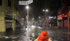 Tempestade castiga SP; pessoas ficam ilhadas na Zona Leste