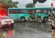 Adolescente em surto faz mulher refém dentro de ônibus em MG