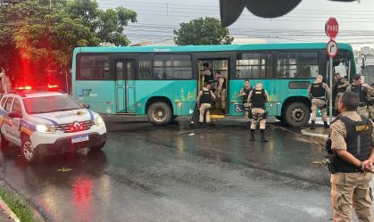 Adolescente em surto faz mulher refém dentro de ônibus em MG
