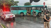 Adolescente em surto faz mulher refém dentro de ônibus em MG