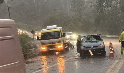 Mulher morre após carro ser atingido por árvore durante chuvas em Taubaté
