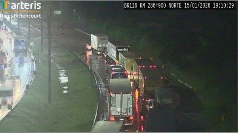Imagem de destaque do post: Régis Bittencourt registra 48 km de congestionamento após alagamentos