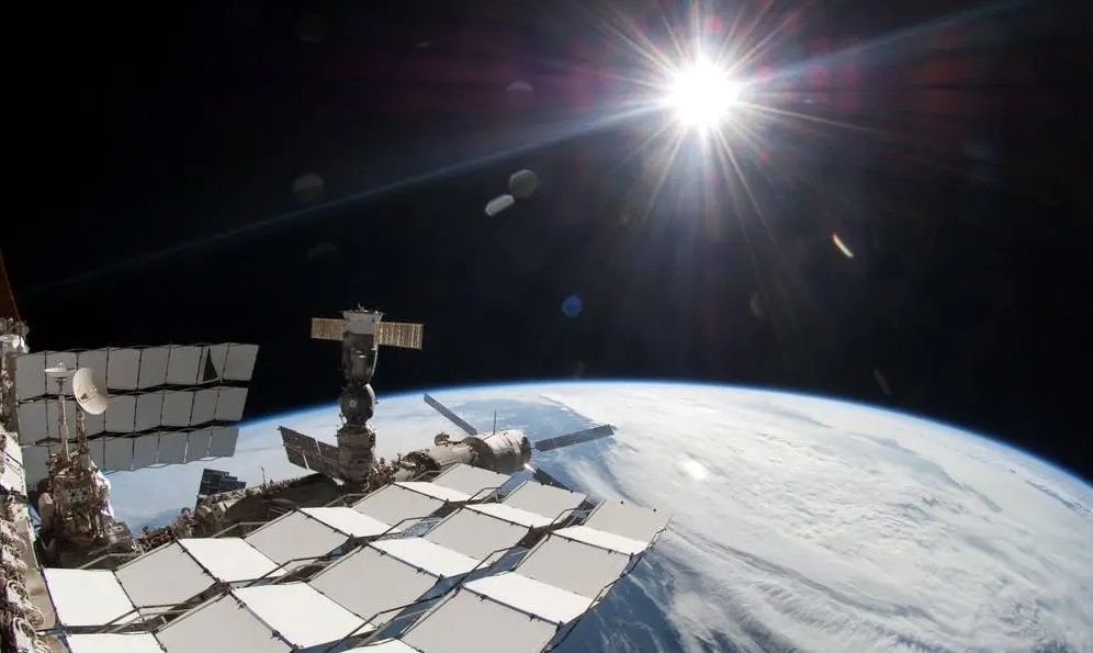 Astronautas da Nasa instam painéis solares durante 96ª caminhada espacial