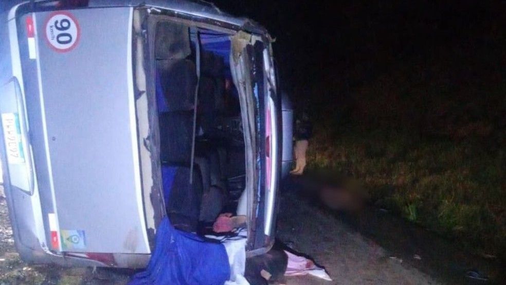 Micro-ônibus com pacientes tomba na BR-116 e deixa dois mortos na Bahia
