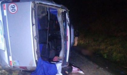 Micro-ônibus com pacientes tomba na BR-116 e deixa dois mortos na Bahia