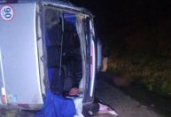 Micro-ônibus da prefeitura tomba na Bahia e deixa 2 mortos e 20 feridos