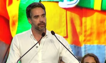 O governador do Rio Grande do Sul, Eduardo Leite (PSD) em cerimônia do presidente da República, Luiz Inácio Lula da Silva