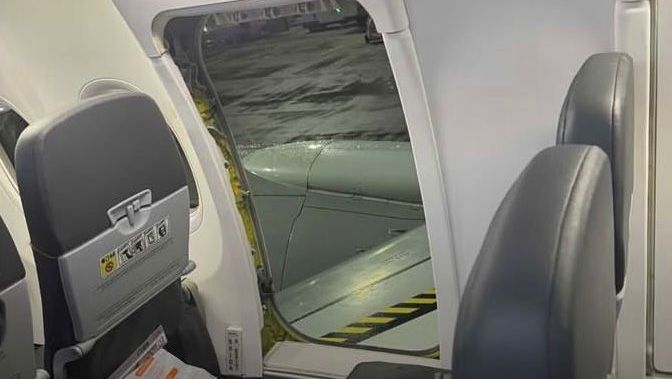 Passageiro é retirado de voo da Gol em Guarulhos após acionar porta de emergência