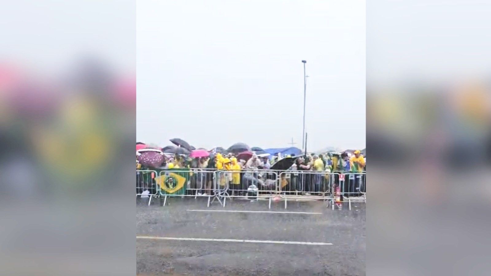 Veja momento em que raio atinge apoiadores de Nikolas Ferreira em Brasília