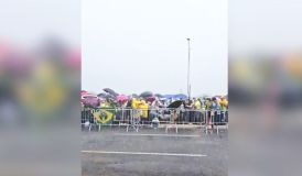 Vídeo: raio atinge praça onde acontecia ato de Nikolas Ferreira em Brasília