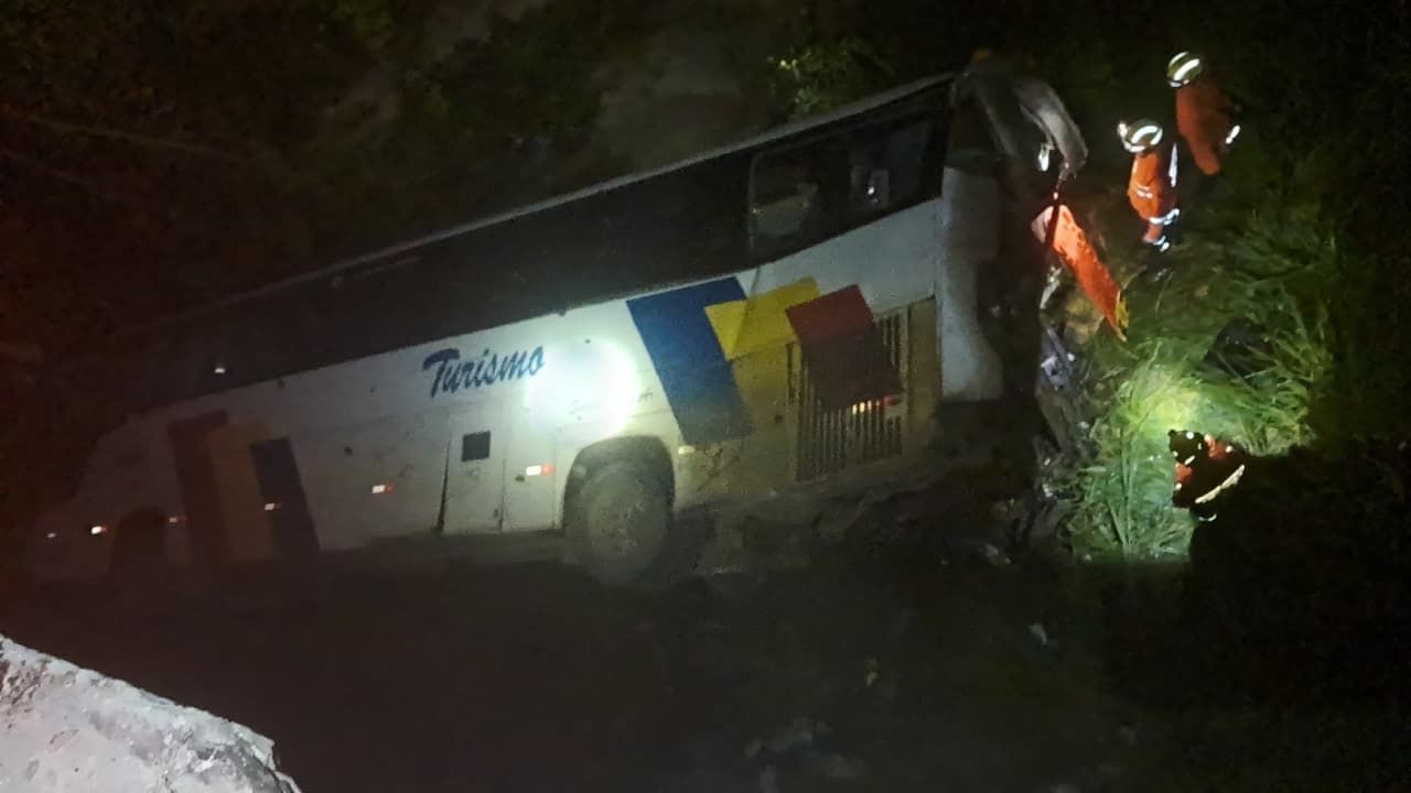 Ônibus perde controle, sai da pista e cai em rio na BR-060, em Goiás