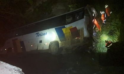 GO: Ônibus de viagem perde controle, sai da pista e cai em rio na BR-060
