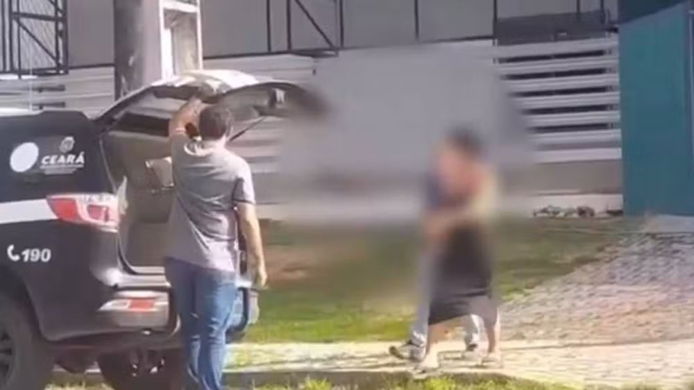 Mulher é presa após extorquir vizinhos com ameaças de facção criminosa em Fortaleza
