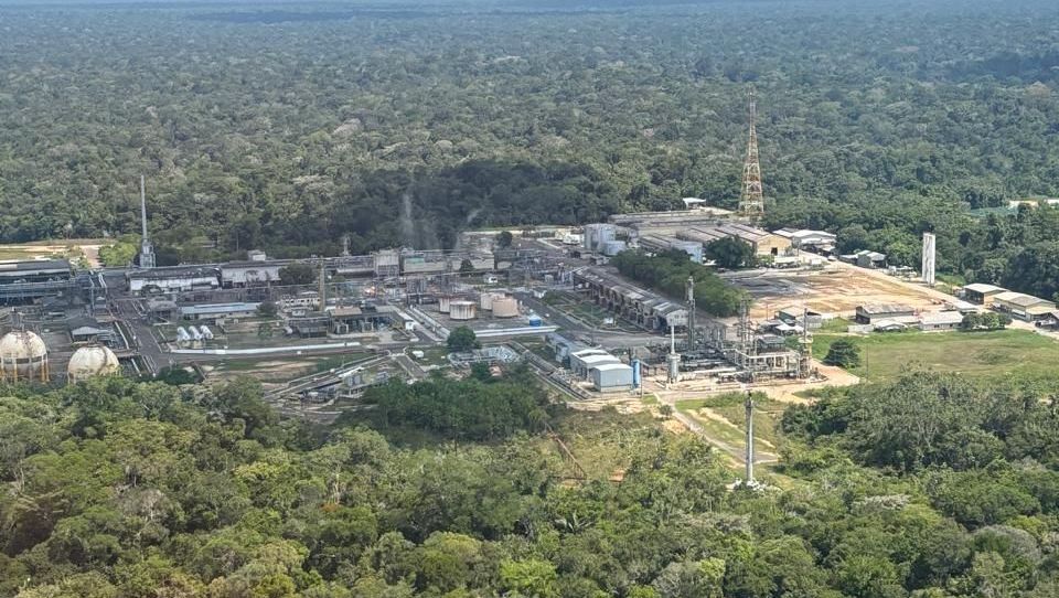 Vista aérea da exploração de petróleo da Petrobras em Urucu (AM)