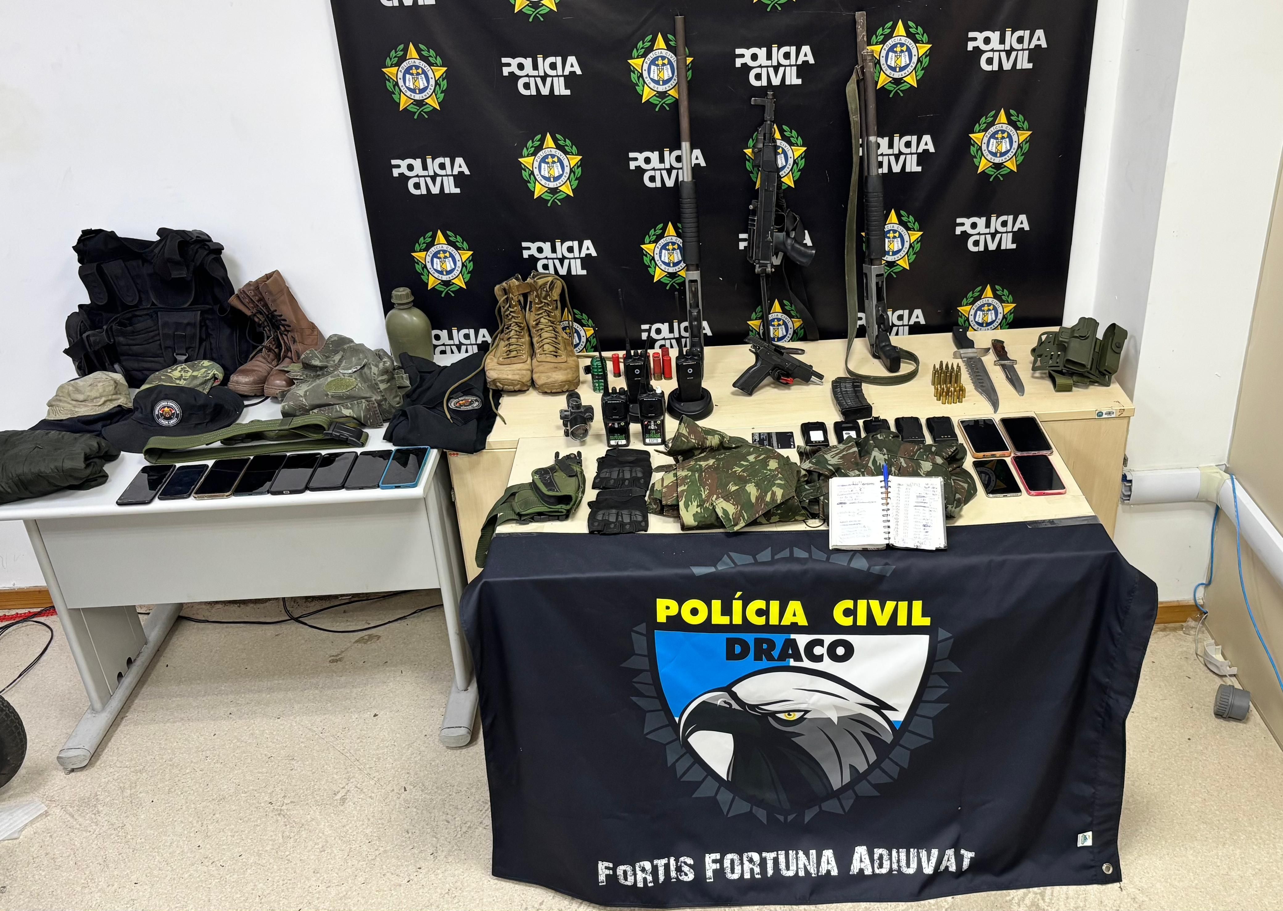 Foram apreendidos um fuzil, duas espingardas, uma pistola e materiais típicos do crime organizado. • Reprodução