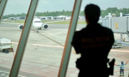 PF prende passageira que voou em nome de outra pessoa no aeroporto de Belém