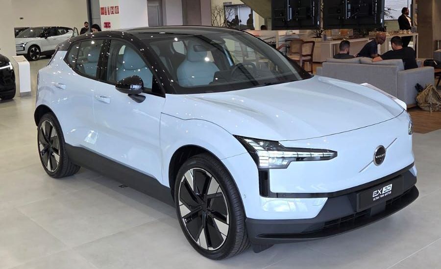 Volvo EX30 Twin motor 2026: SUV agora tem 428 cv