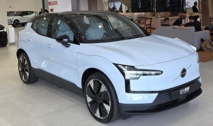 Volvo EX30 Twin motor 2026: SUV agora tem 428 cv