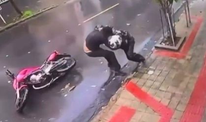 Motoboy reage a assalto em Belo Horizonte e suspeito é preso; veja vídeo