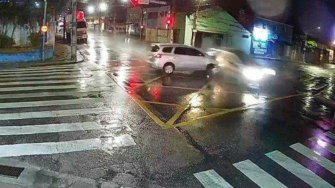 Câmera registra colisão entre carro e viatura que matou soldado da PM no Recife
