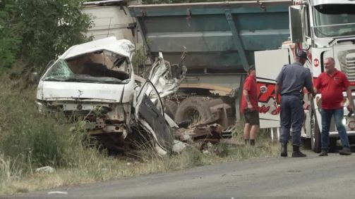 Acidente entre caminhão e micro-ônibus na África do Sul deixa crianças mortas