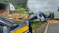 Seis pessoas morrem após carreta tombar sobre van de passageiros no PR