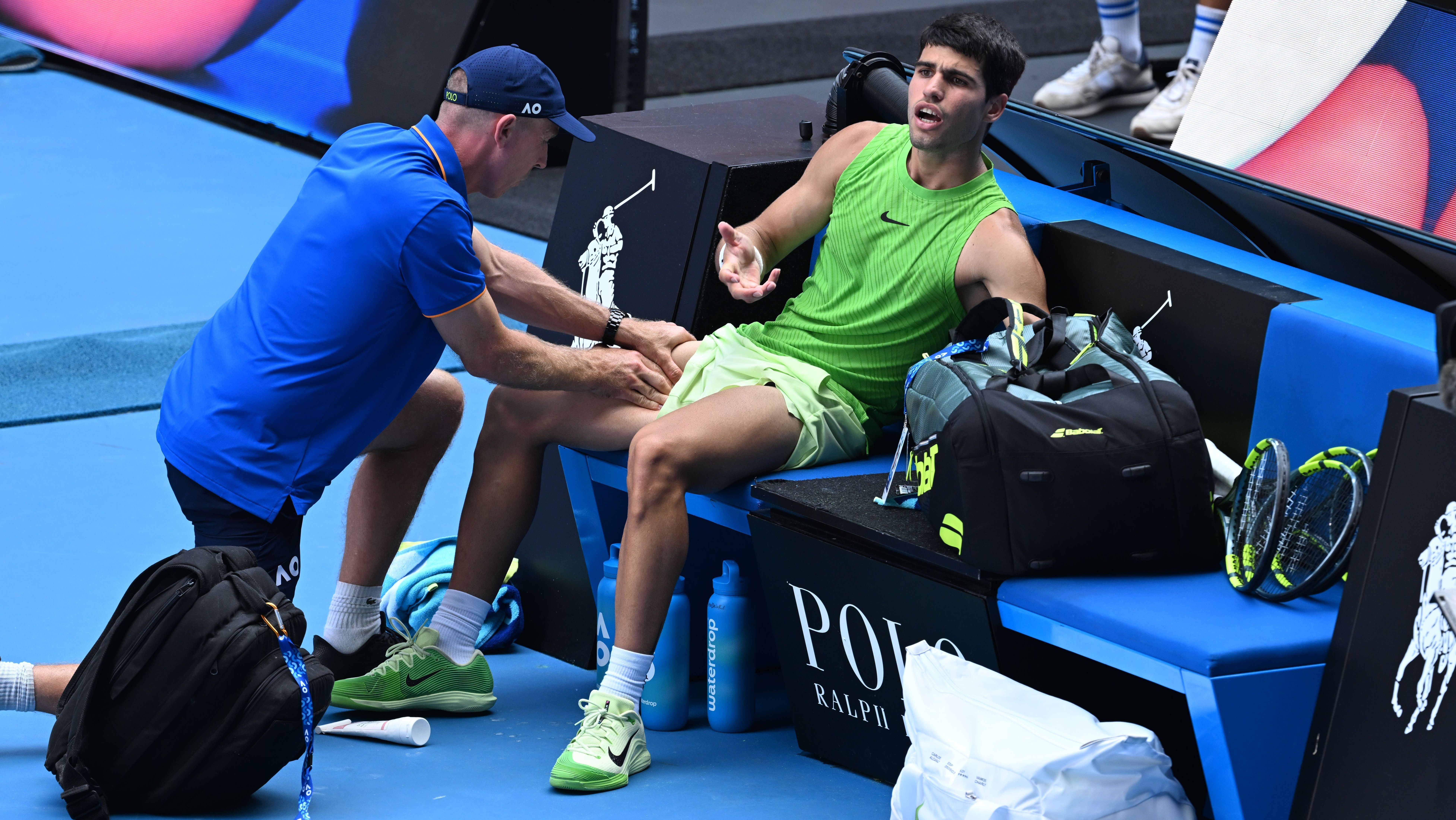 Carlos Alcaraz recebe atendimento médico durante duelo contra Zverev no Australian Open