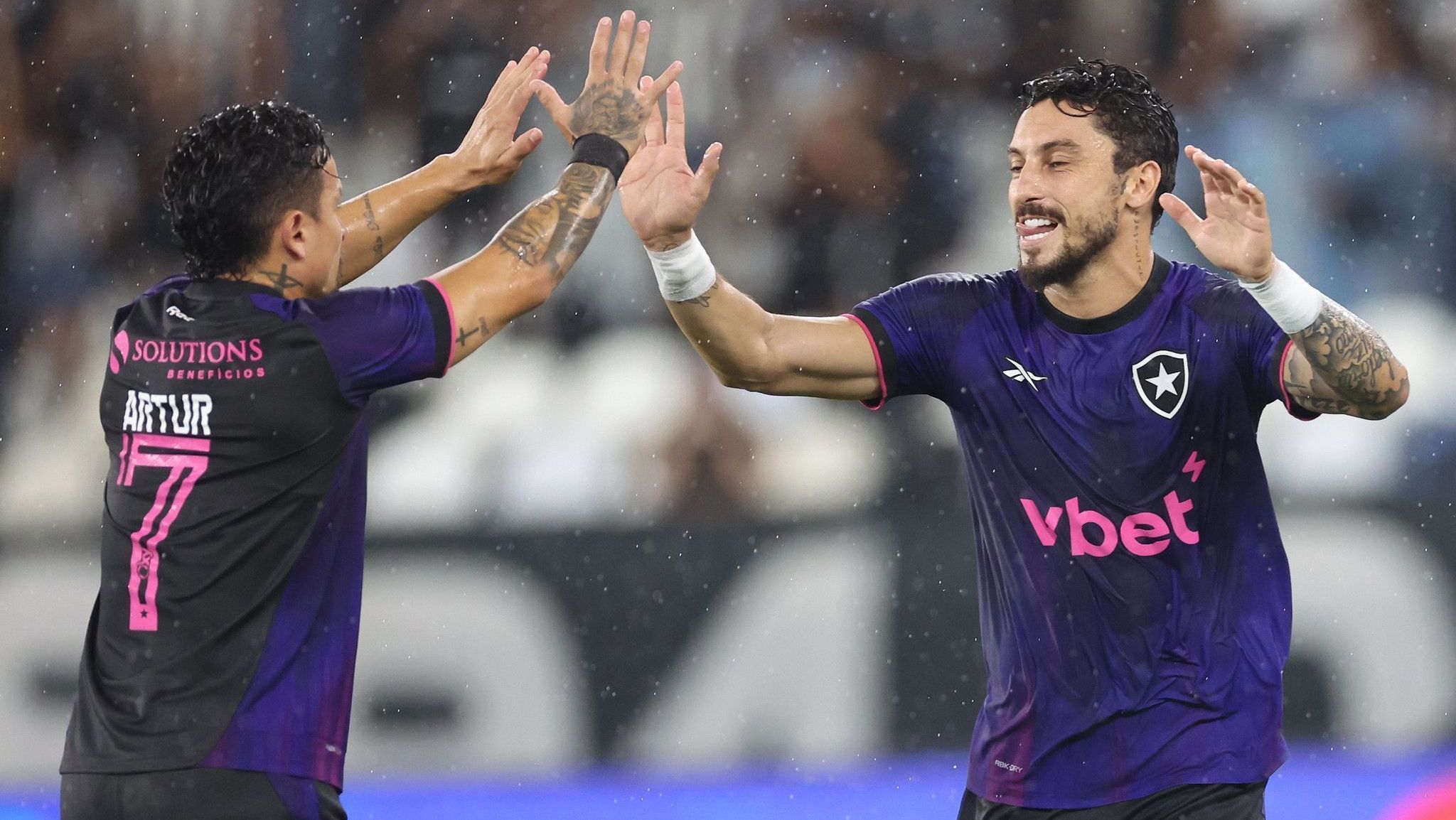 Alex Telles celebra seu gol, o segundo do Botafogo sobre o Bangu pelo Carioca
