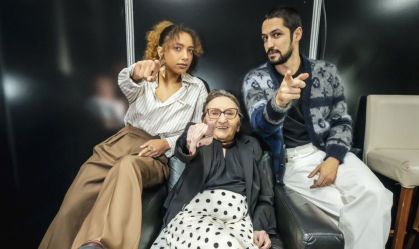 Alice Carvalho posa com Tânia Maria e Gabriel Leone