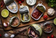 Atum, milho e sardinha: alimentos enlatados fazem mal?